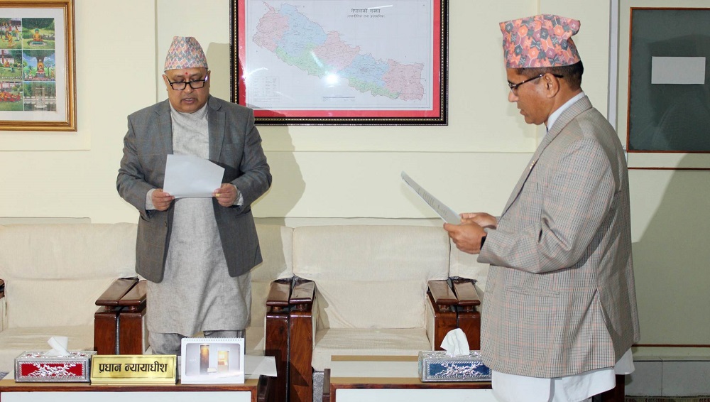 नेपाल राष्ट्र बैंकको सञ्चालक समिति सदस्यका रूपमा सचिव रायको शपथ