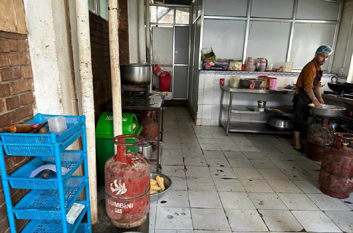 सिंहदरबार भित्रकै क्यान्टिनमा म्याद सकिएका खानेकुरा, सञ्चालकलाई ३ लाख जरिवाना