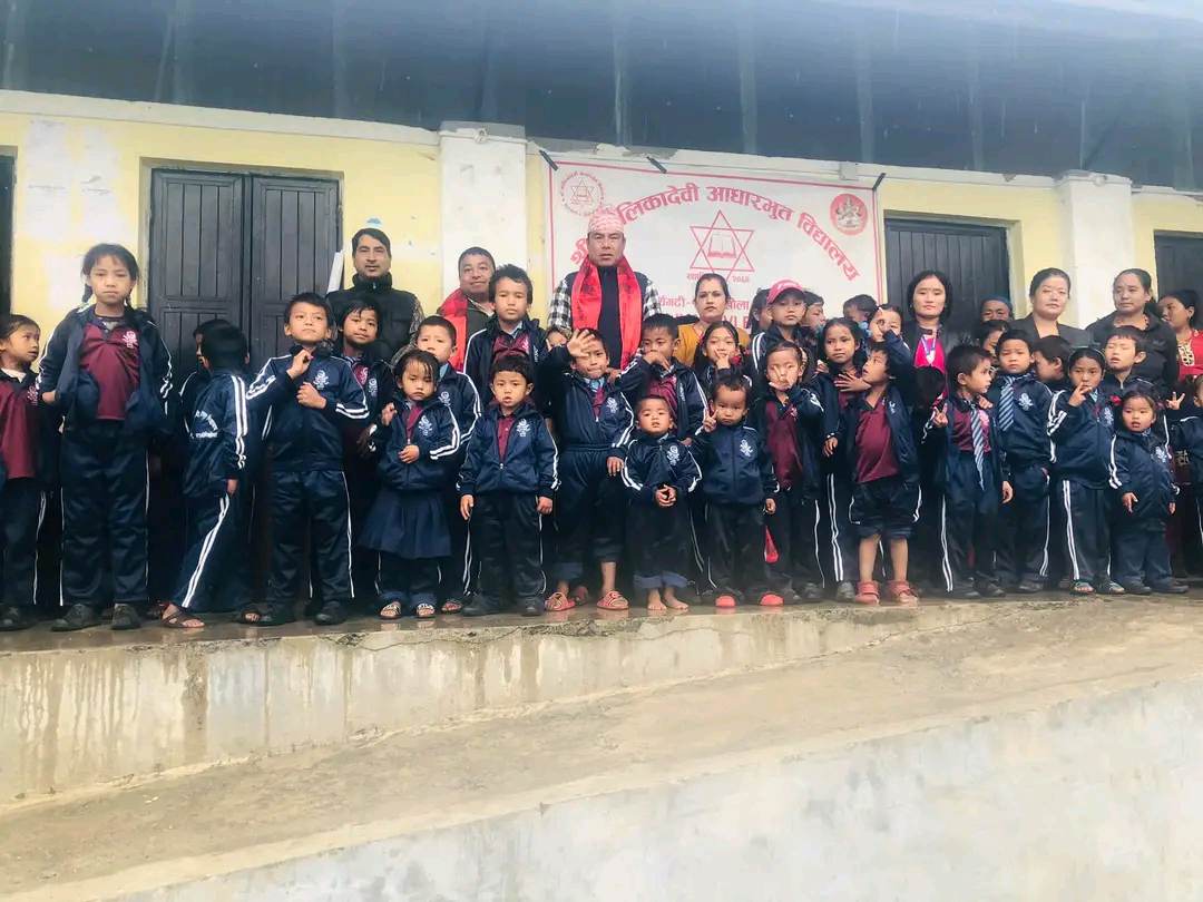 वडा कार्यालयद्वारा आज पनि विद्यार्थीहरूलाई पाेसाक वितरण