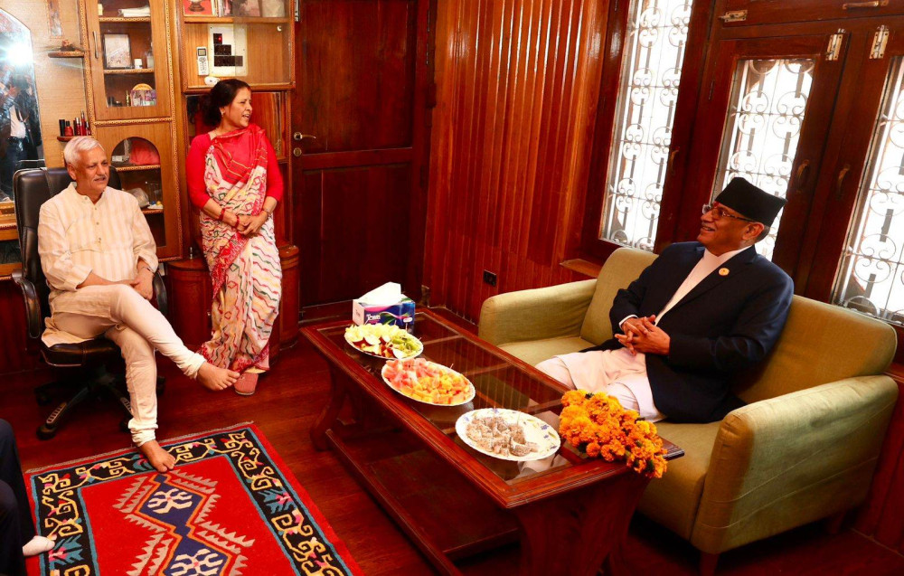 प्रधानमन्त्री दाहाल र एमाले सचिव भट्टबीच भेटवार्ता