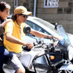 समयमै काममा पुग्न बाइकमा लिफ्ट मागेर सुटिङ सेटमा पुगे अमिताभ बच्चन