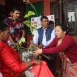 किसानलाई घाँसका बिरुवा वितरण