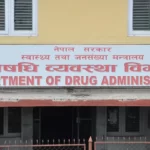 प्रतिजैविक औषधिको लेवलमा रातो धर्का राख्न निर्देशन
