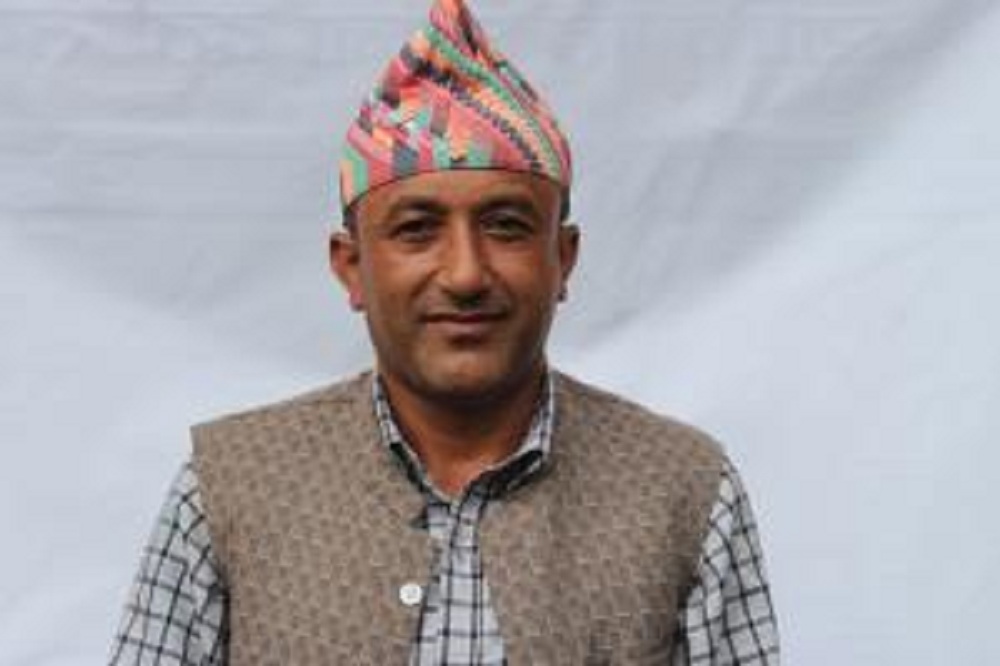 सामाजिक सुरक्षा भक्ता लिएर घर-घरमा वडा अध्यक्ष चाैलागाई