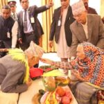 राष्ट्रपति पौडेलद्वारा ९१ वर्षीय भाउजूबाट दशैंकाे टीका जमरा र आशिर्वाद ग्रहण
